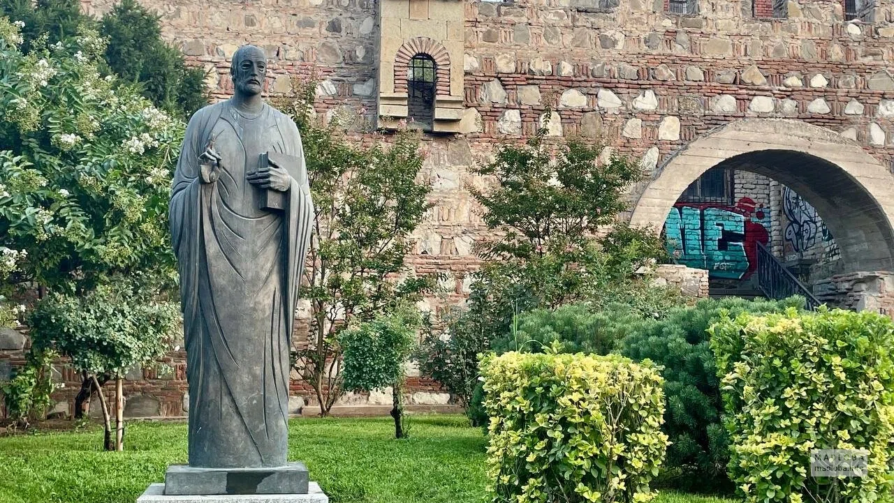 Памятник Иоанна Петриси в Тбилиси