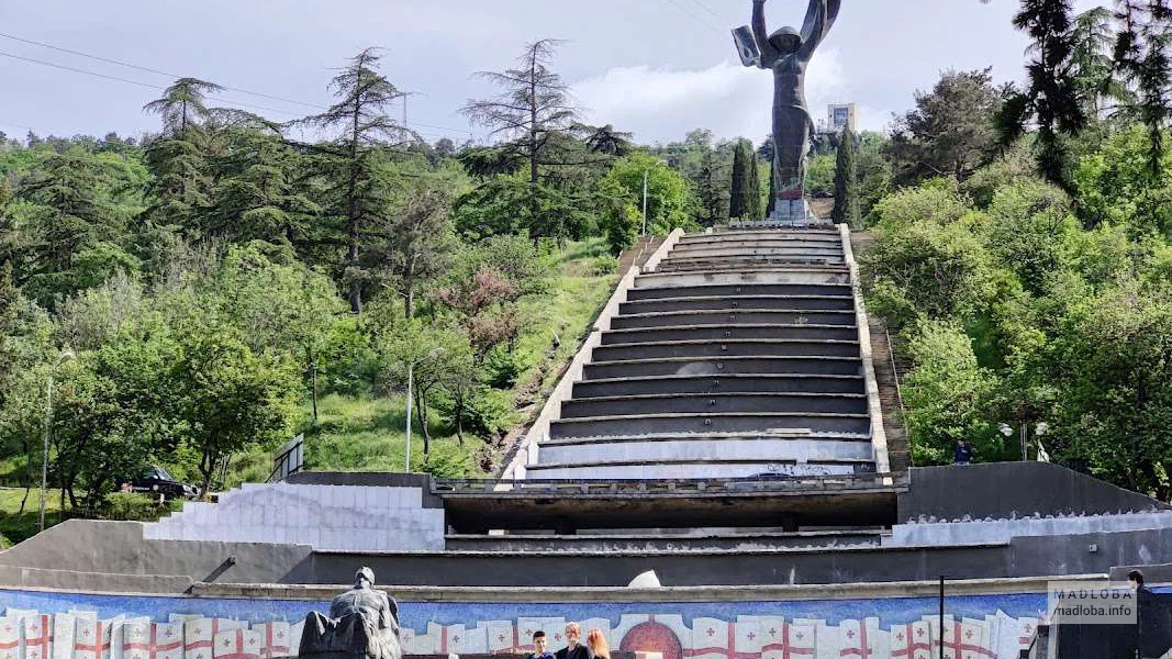 Статуя Победы в Великой Отечественной Войне в парке Ваке