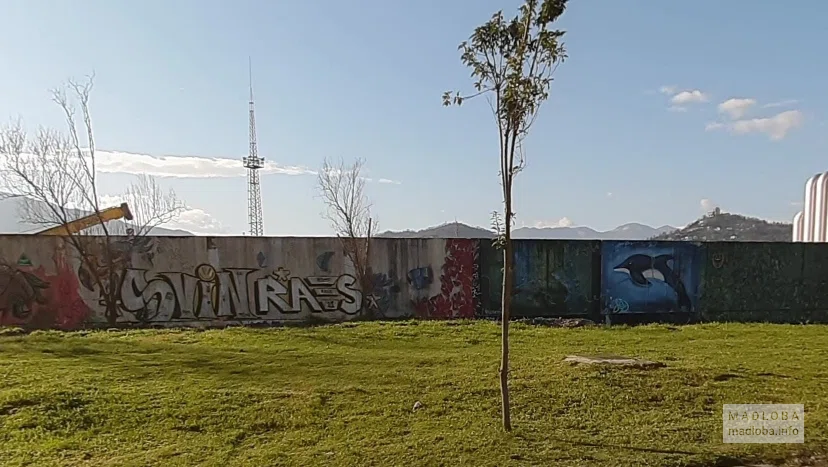 Стена с граффити напротив рыбного рынка