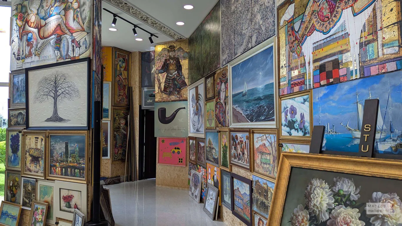 Картины в галерее "Studio Art" в Батуми