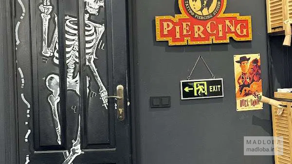 вход в студию тату и пирсинга Painful Art