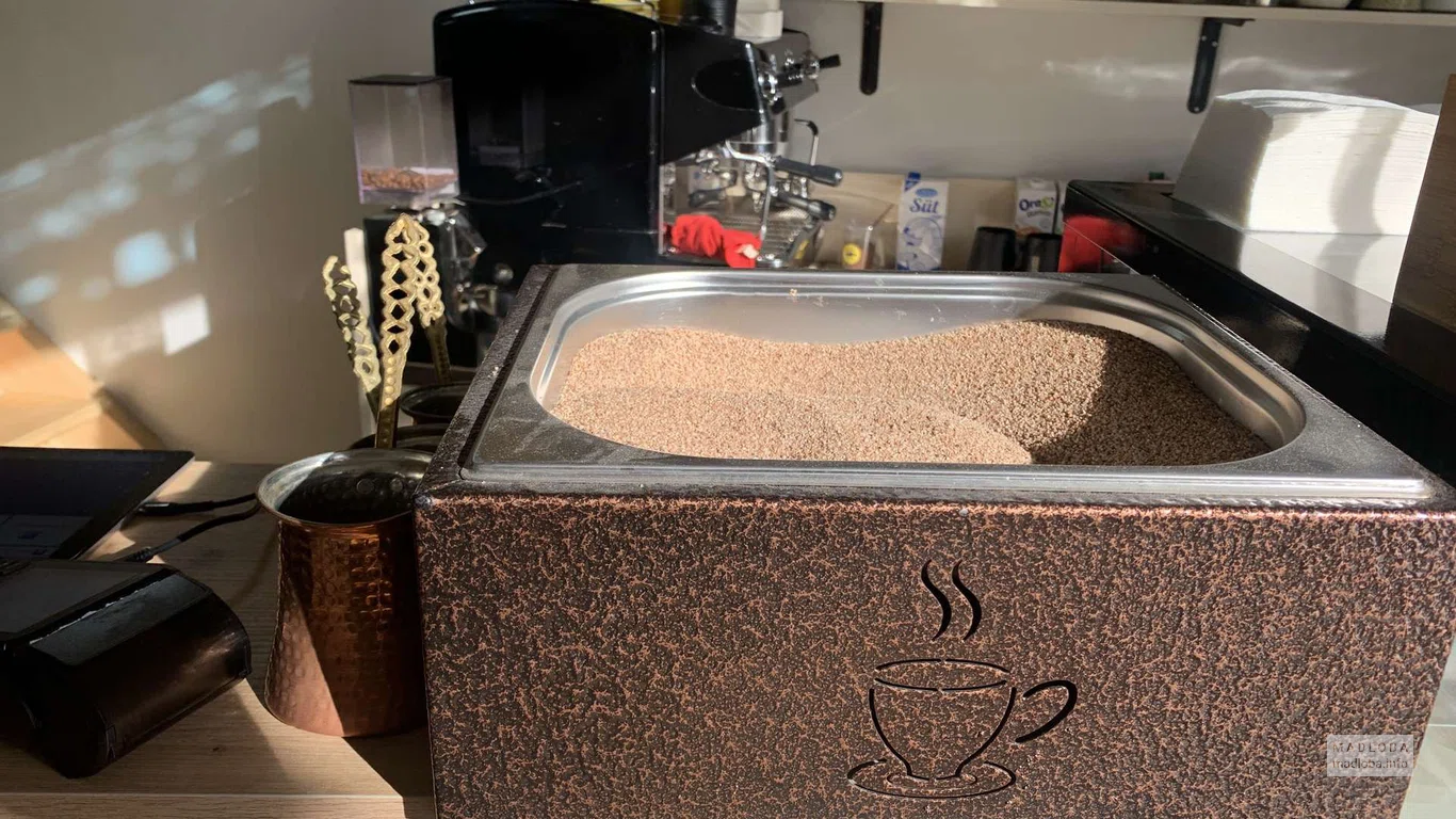 Плита с песком для варки кофе в Submarine coffee