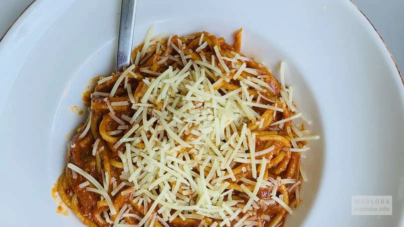 Спагетти с сыром и соусом
