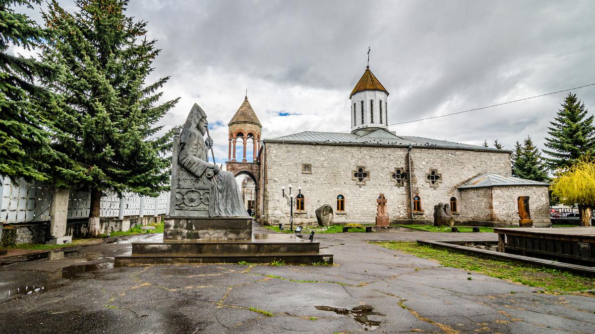 Церковь Сурб-Хач с большой статуей в Ахалкалаки