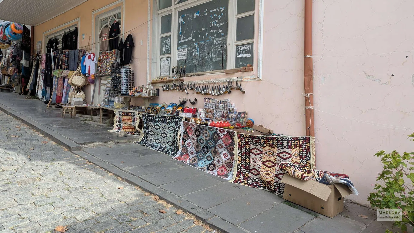 Лавка сувениров на Давида Агмашенебели, 13 — традиционные подарки и хендмейд в Сигнахи