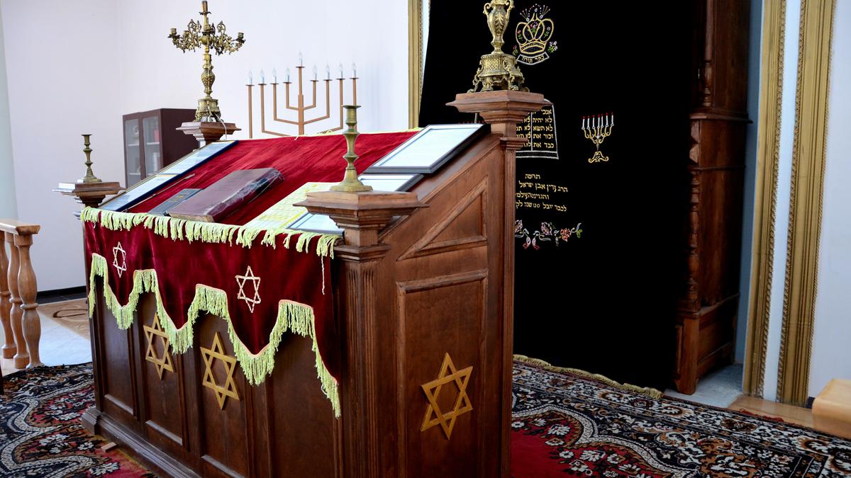 Внутри синагоги в Батуми