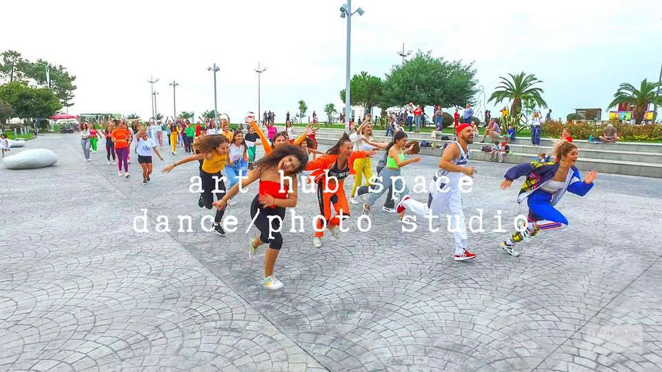 ФОТОСТУДИЯ ART HUB SPACE смеющиеся дети, бегущие по дороге