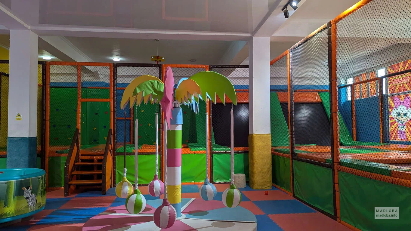 Детская площадка в центре