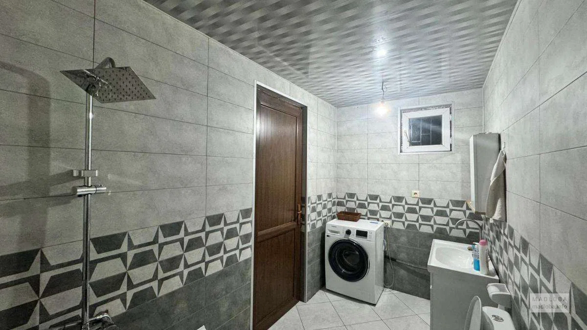 Ванная комната с удобствами в гостевом доме Tamar Zarandia Guest House