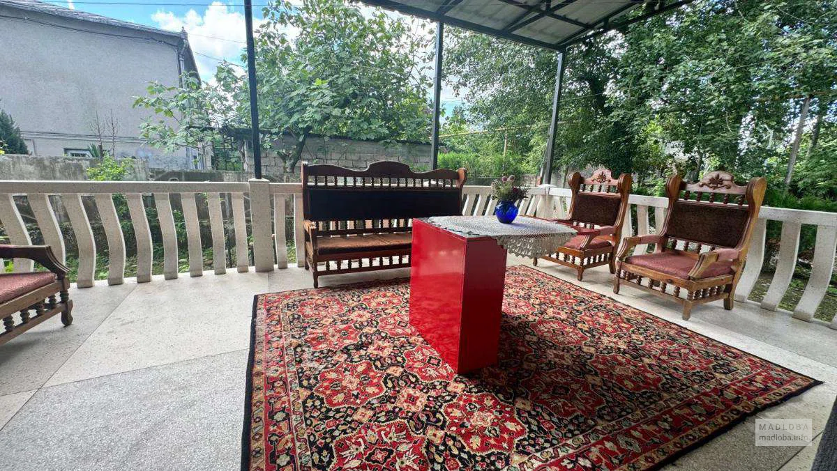 беседка во дворе дома  Tamar Zarandia в Зугдиди