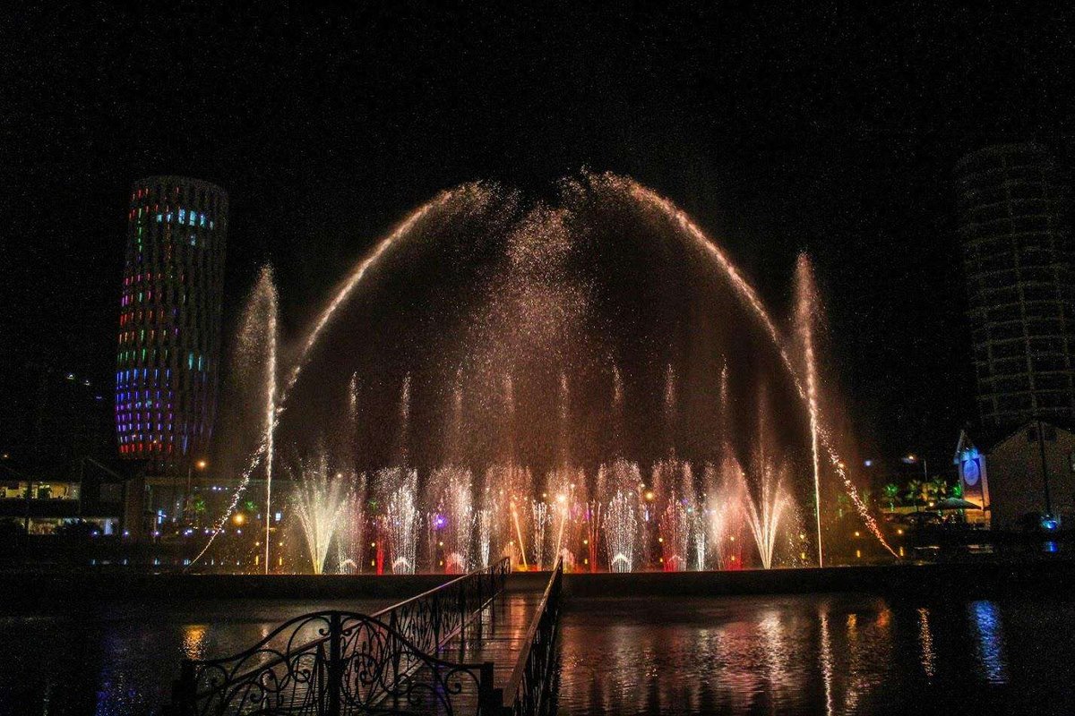Tantsuyushchiye-fontany-v-batumi