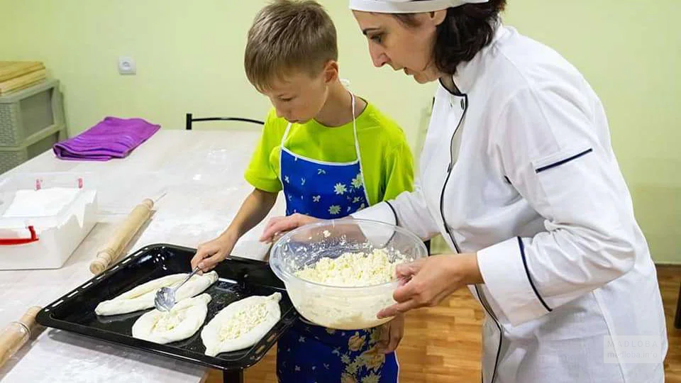 Мальчик учится делать хачапури по Аджарски в Tasty Georgia Culinary Studio