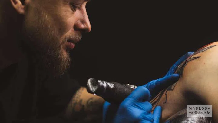 Tattoo artist Kirilltrol работа над тату на руке