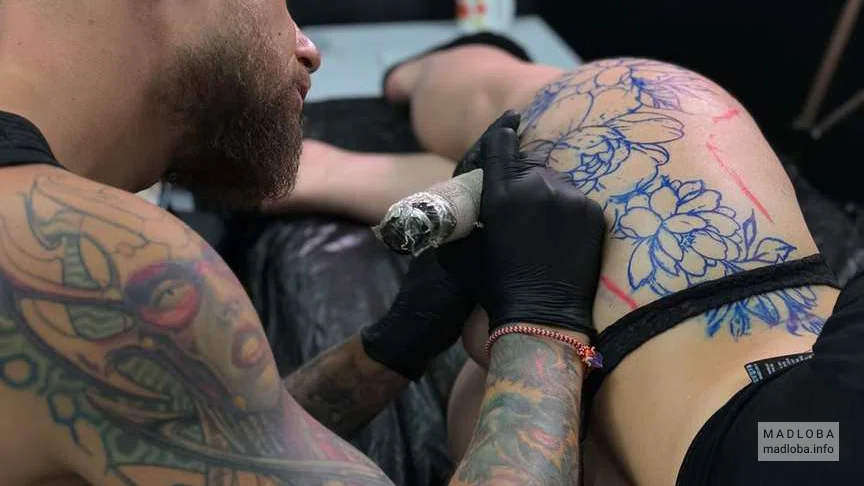 Tattoo artist Kirilltrol работа над тату на ягодицах