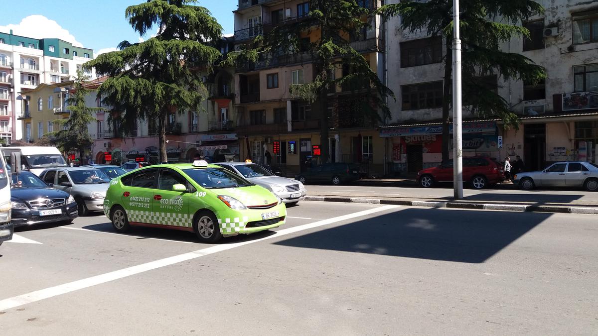 Зеленое такси на улице Чавчавадзе в Батуми