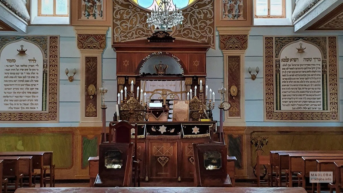 Внутри здания Большой Тбилисской синагоги