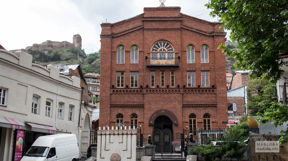 Вид с улицы Большую Тбилисскую синагогу