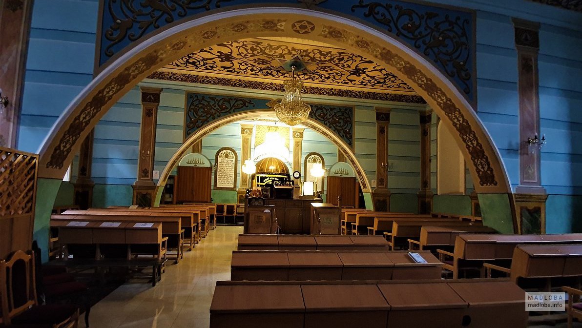 Скамейки в Большой Тбилисской синагоге