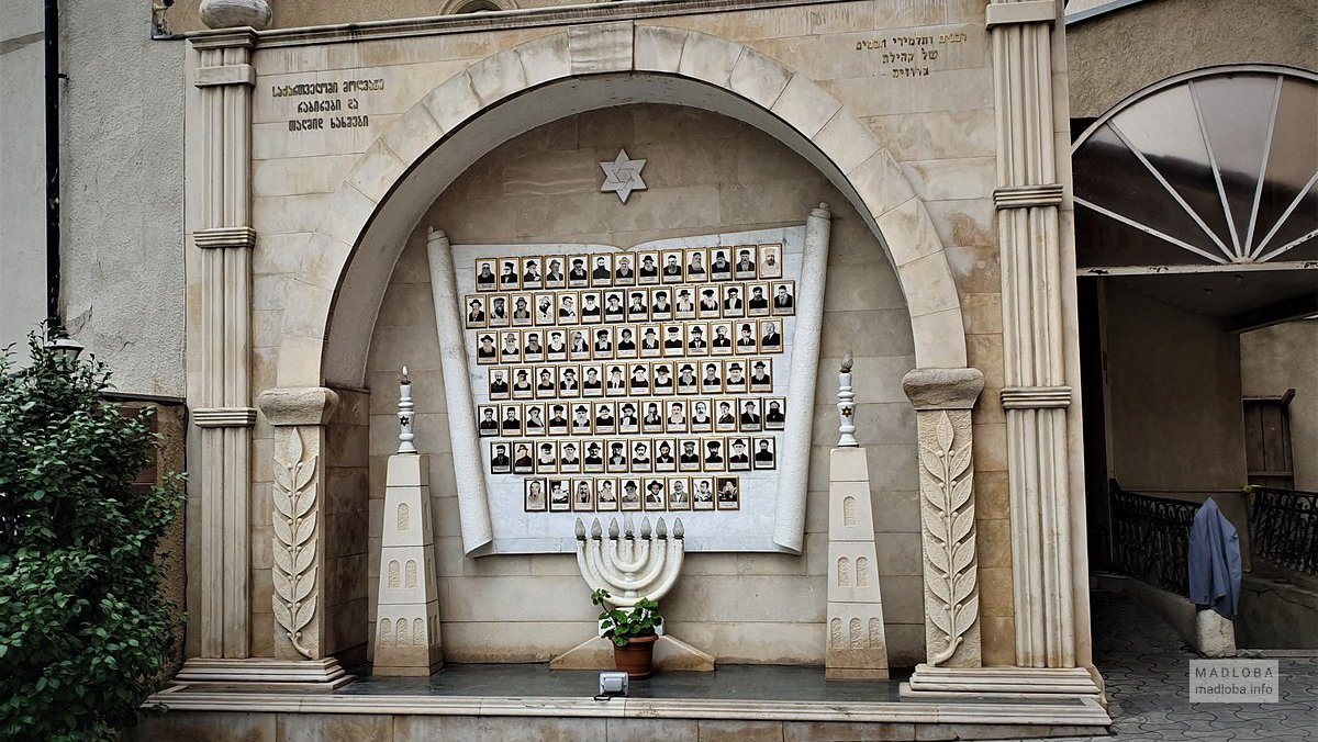 Вход в Большую Тбилисскую синагогу