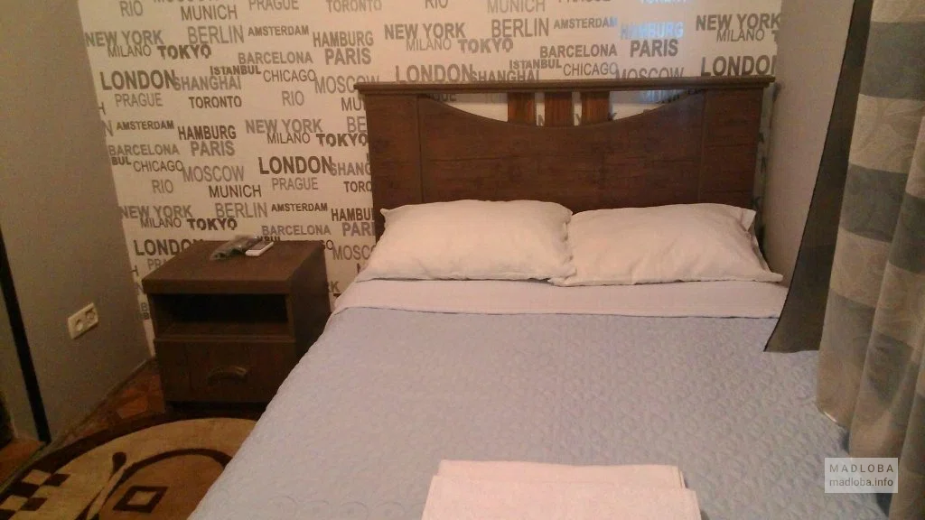 Кровать в номере гостиницы Tbilisi Tower