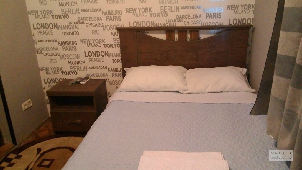 Кровать в номере гостиницы Tbilisi Tower