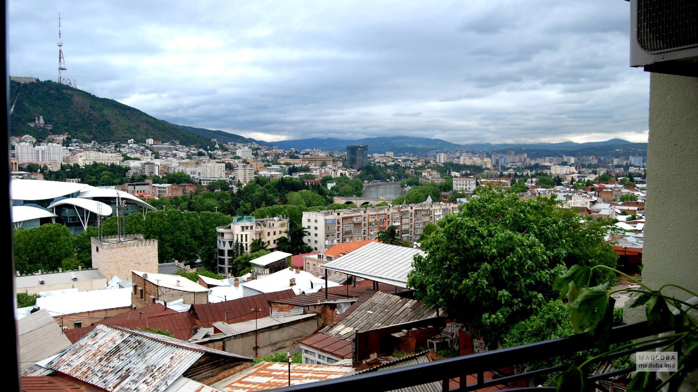 Вид из номера гостиницы Tbilisi Tower