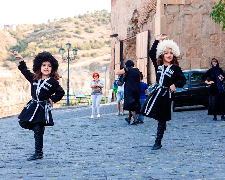 Дети в грузинских костюмах танцуют народные танцы