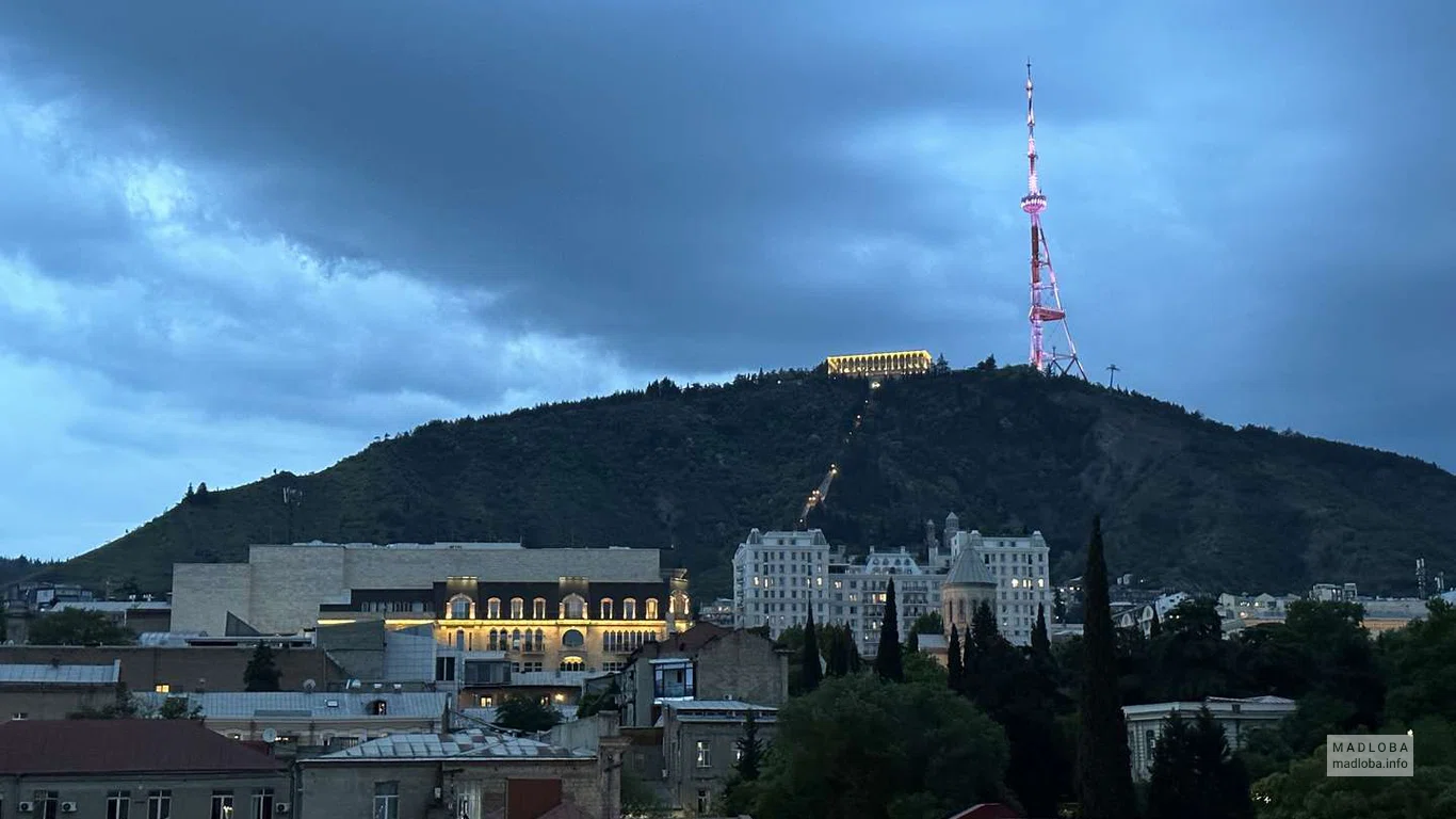 Вечерний вид на Тбилисскую телевышку