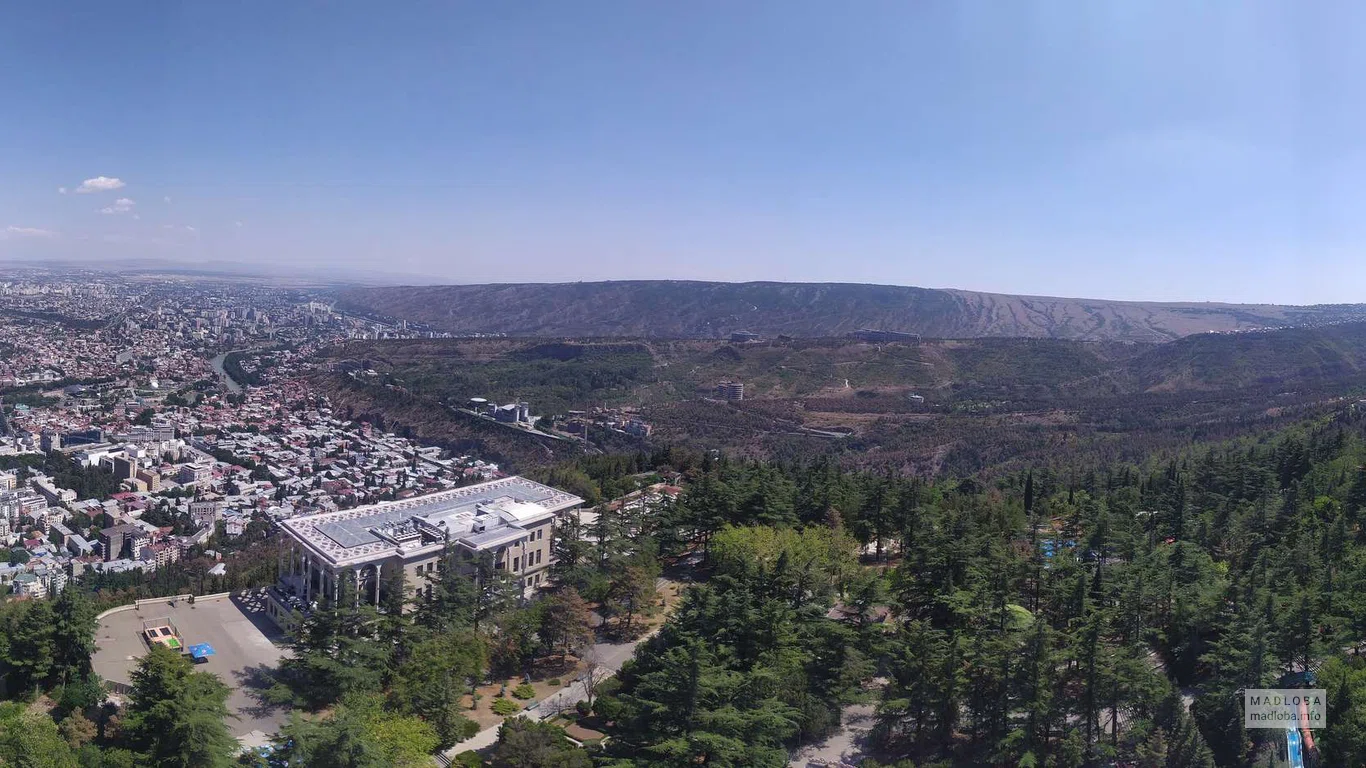 панорамный вид на Тбилиси со смотровой площадки Тбилисской телевышки