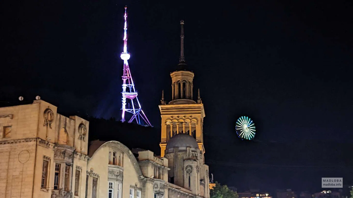Тбилисская телевышка и колесо обозрения в ночной подсветке