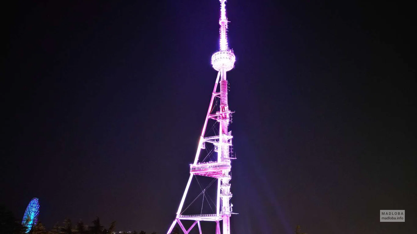 Тбилисская телевышка в ночной яркой подсветке