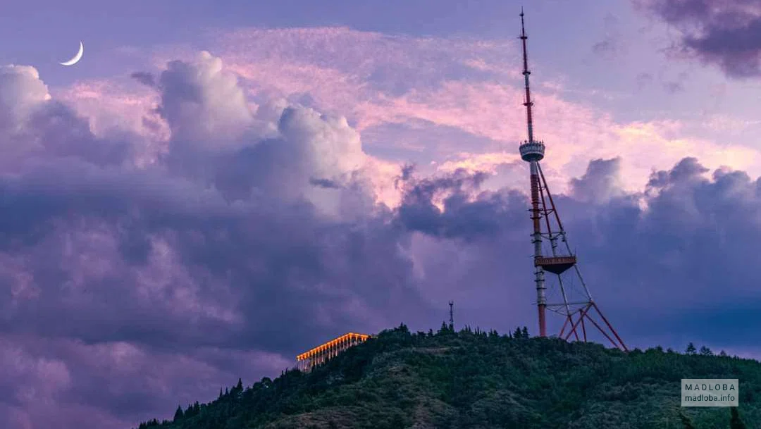 Вечерние сумерки опускаются на гору Мтацминда с Тбилисской телевышкой