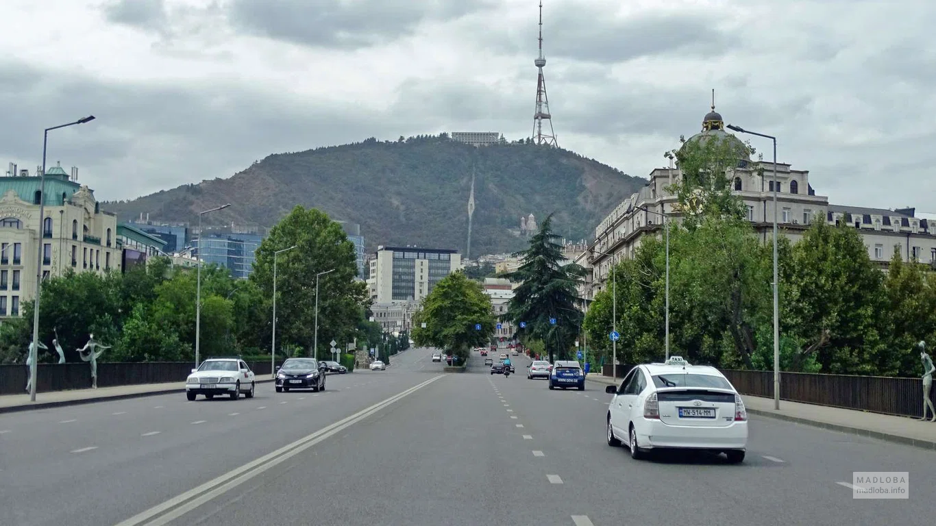 Вид с проспекта на возвышающуюся Тбилисскую телевышку
