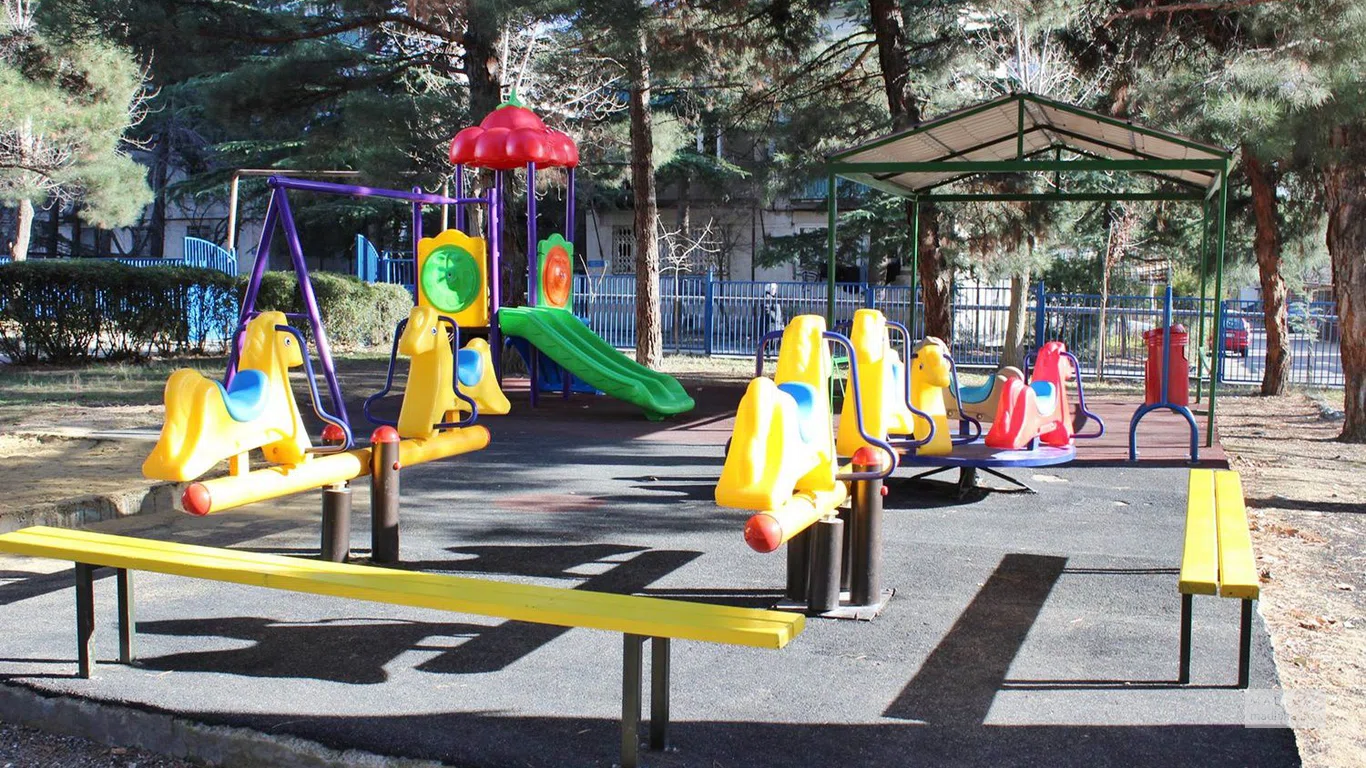 Игровая площадка на улице детского сада № 100