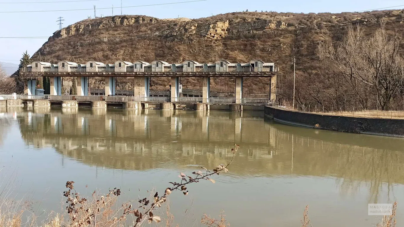 Шлюзы на водоеме в Тбилисском национальном парке