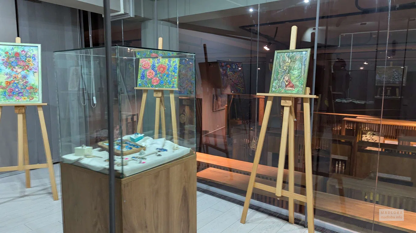 Современная выставка картин в музее