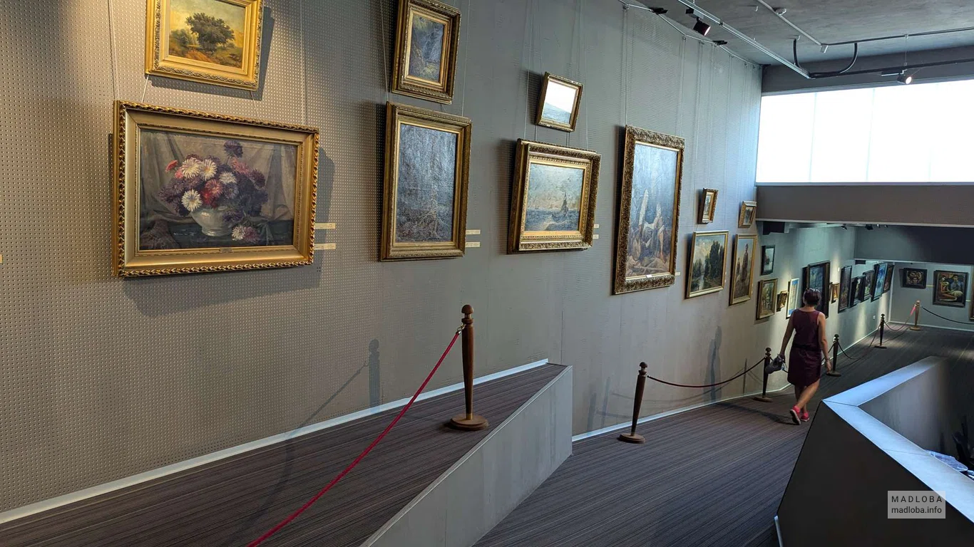 Экспозиция портретов и жанровых сцен