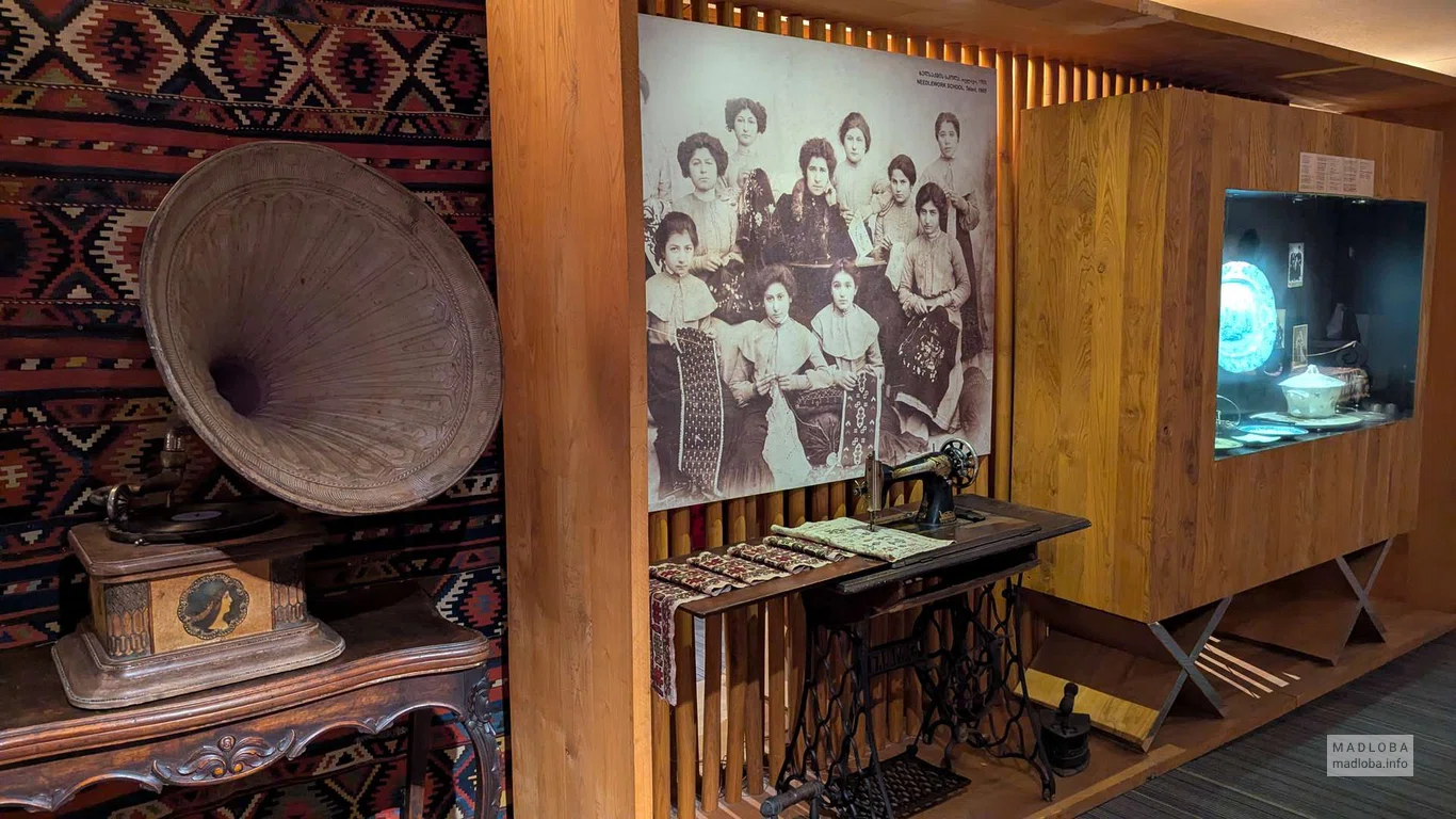 Граммофон и швейная машинка