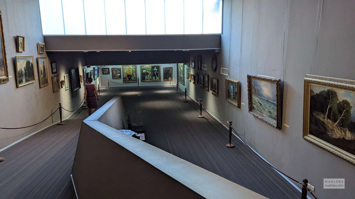 Картины на стене галереи