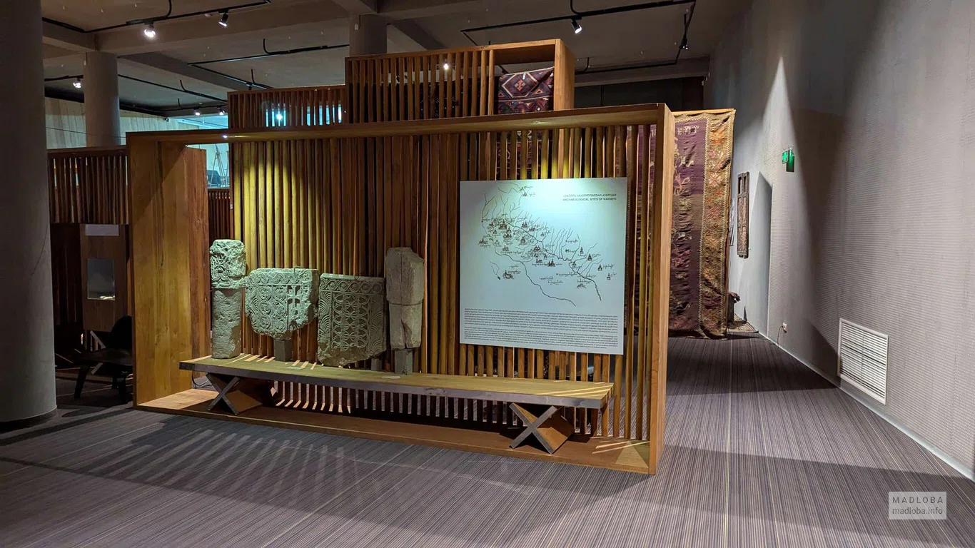 Витрины с артефактами