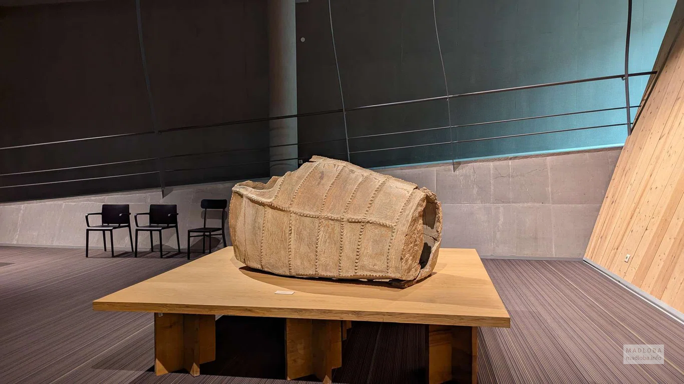 Экспозиция с саркофагом