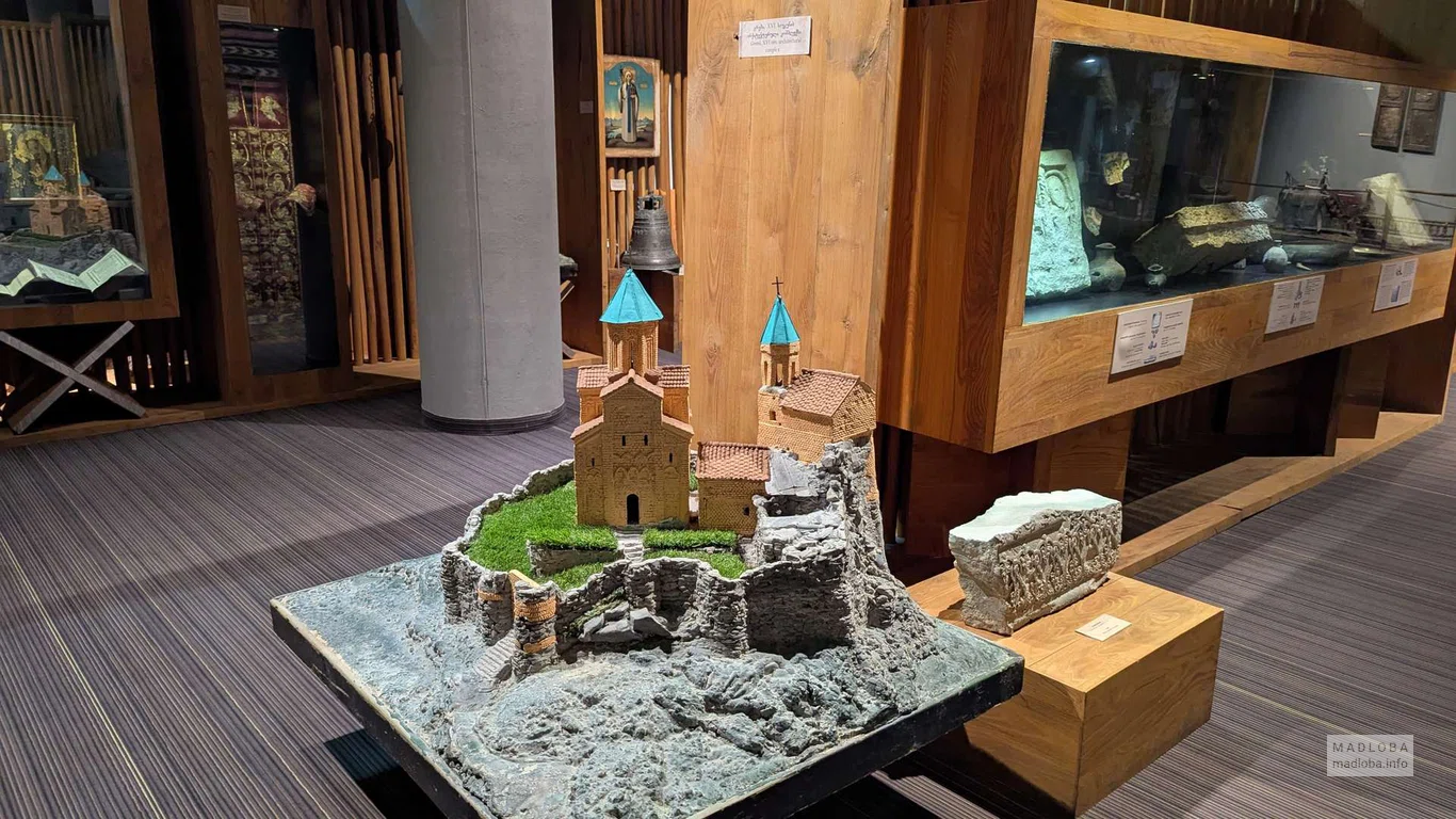 Галерея музея с видом на экспозицию