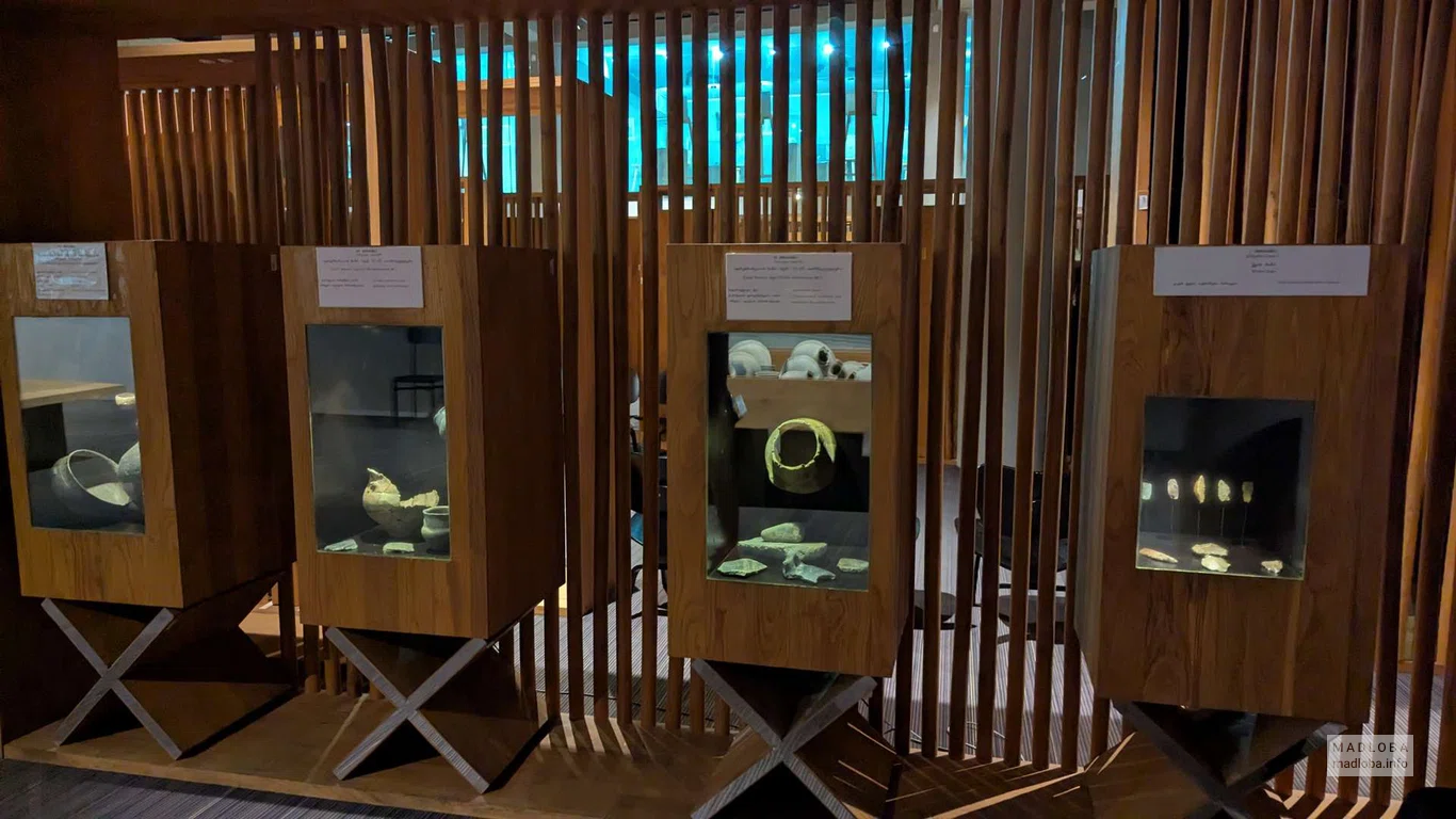 Витрины с артефактами