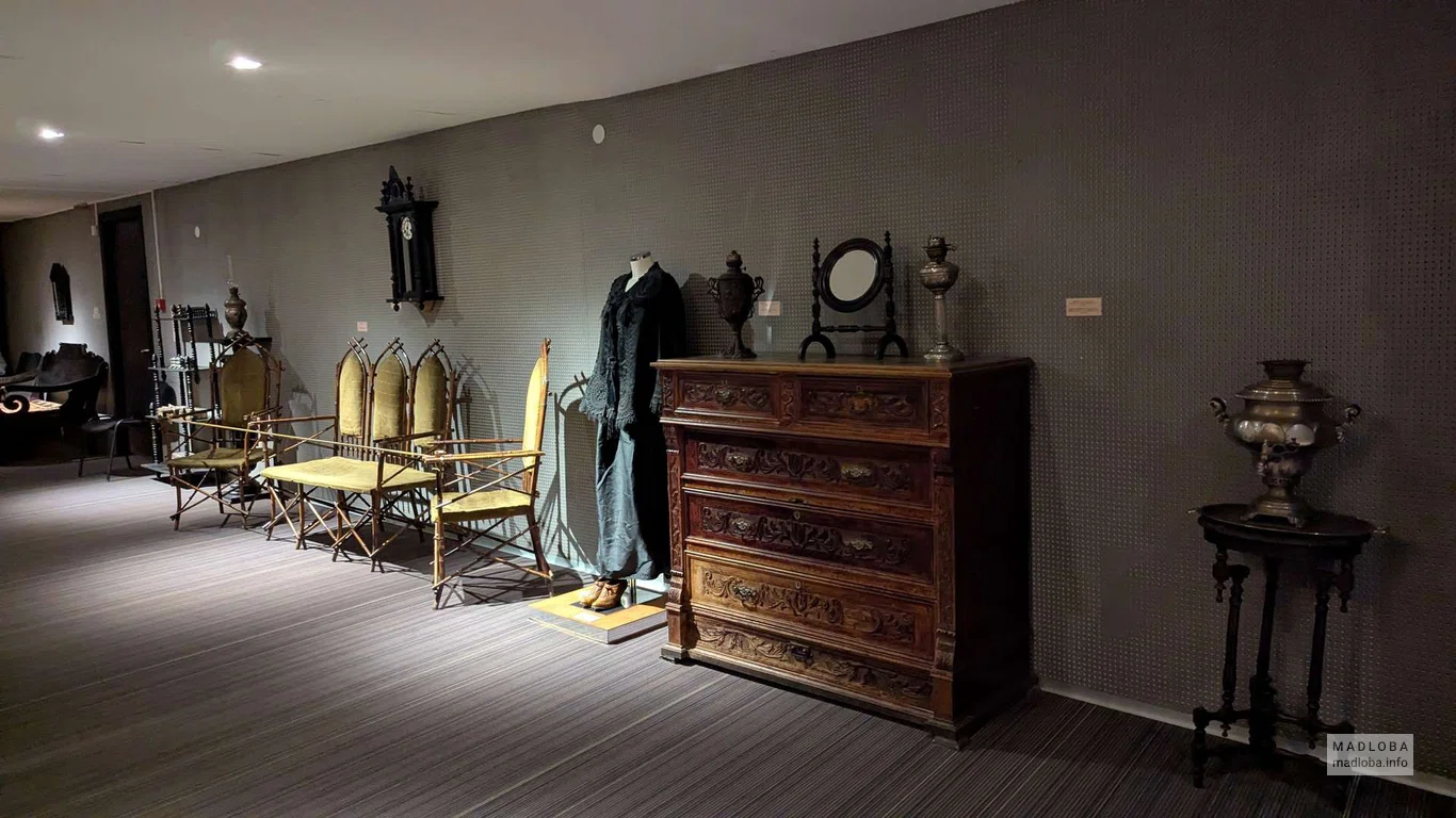 Мебель и одежда XIX века