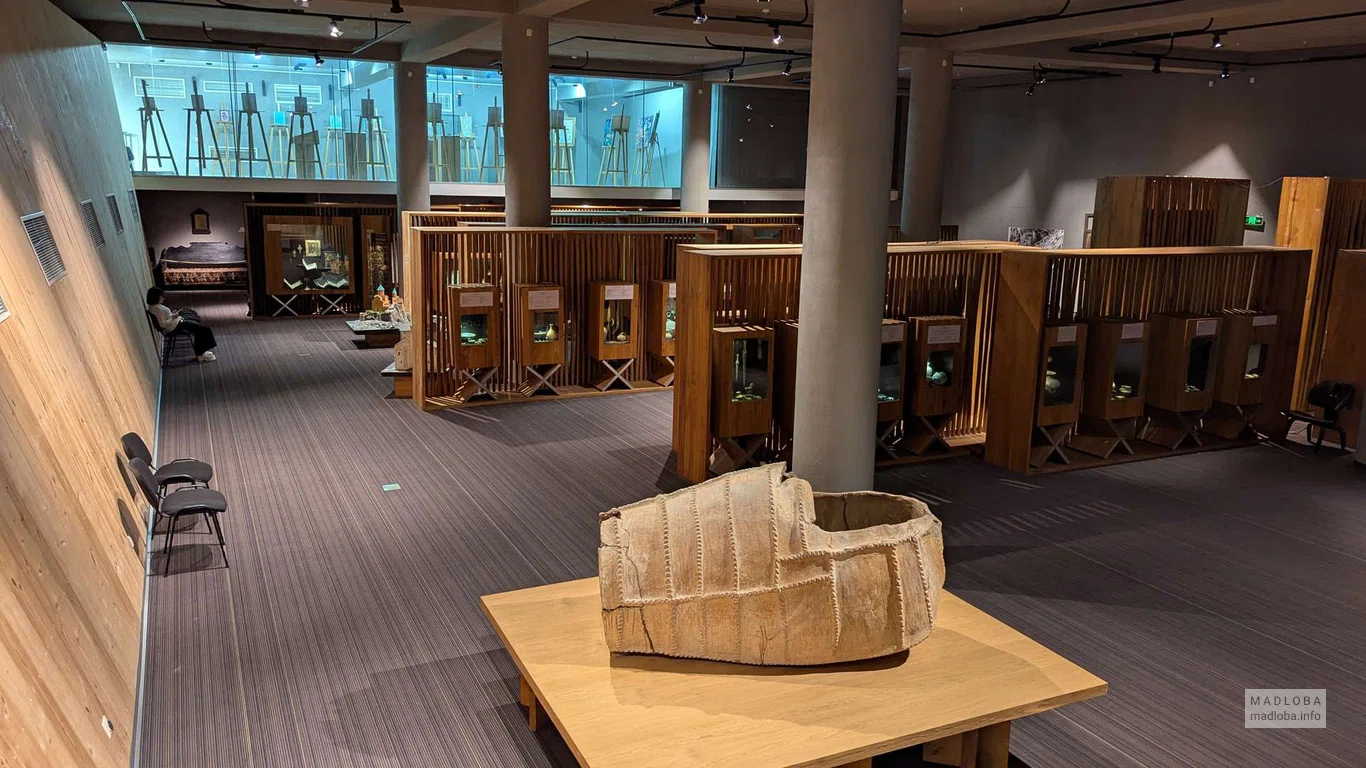 Экспозиция с саркофагом