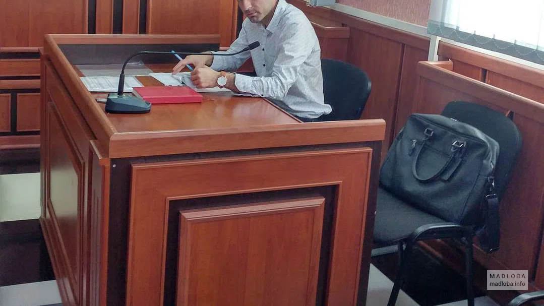 Адвокат Темур Кавшбая за работой в зале суда