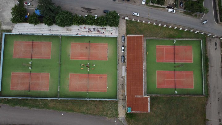 Теннисные корты возле стадиона имени Рамаза Шенгелия