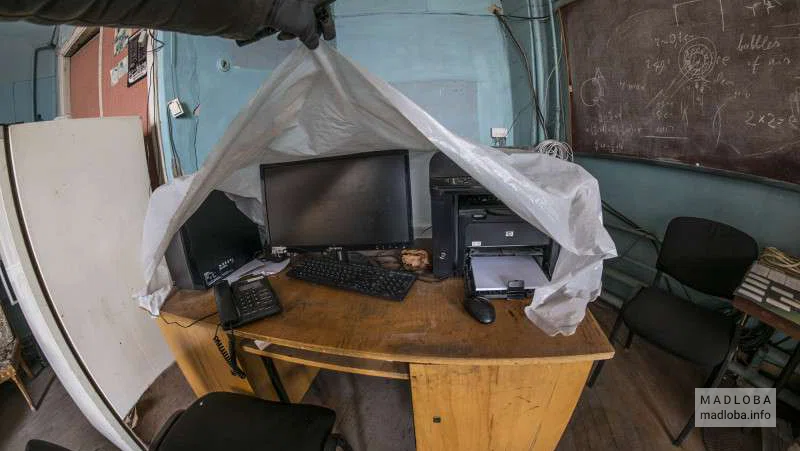 Заброшенная научная локация в Тбилиси - компьютер в лаборатории