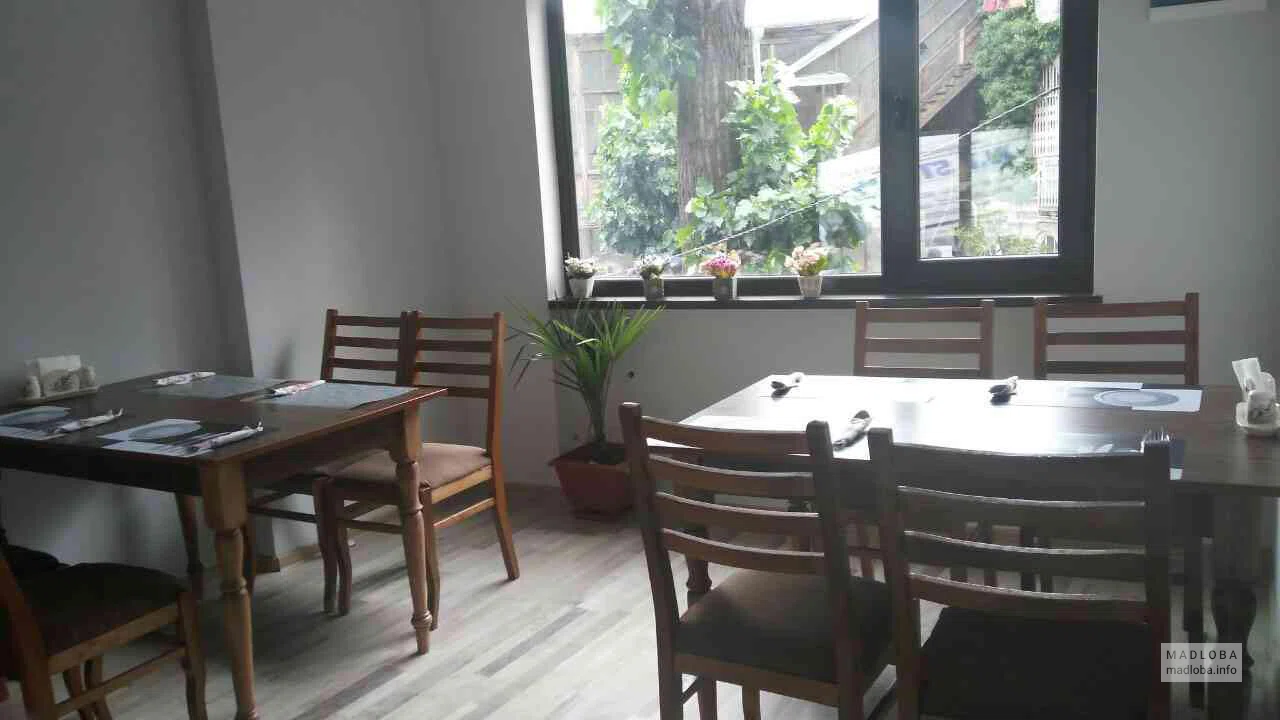 Столики в зале ресторана Тайское карри
