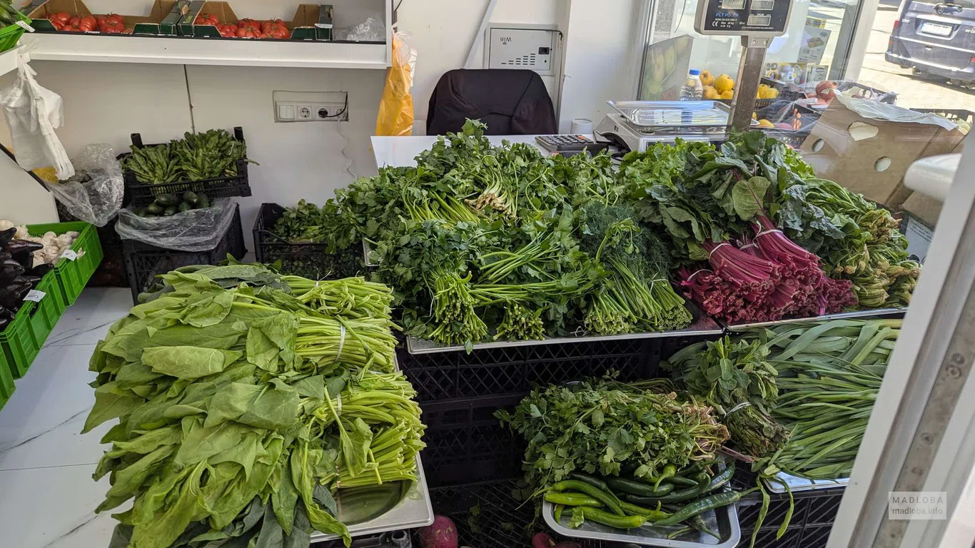 Свежая зелень в магазине The Taste of MEAT